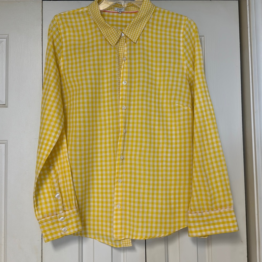 Crown & Ivy button front long sleeve women’s shirt. Yellow Size medium